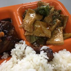 高校餐飲管理新篇章 聚焦工程技術(shù)大學(xué)店的運(yùn)營實(shí)踐與優(yōu)化策略